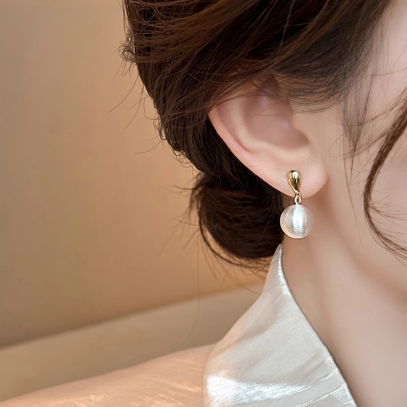 New Arrival Stylish and Versatile Imitation Pearl Metal Frosted Ball Stud Earrings for Women Fashionable Cold toned Color blocking Earrings