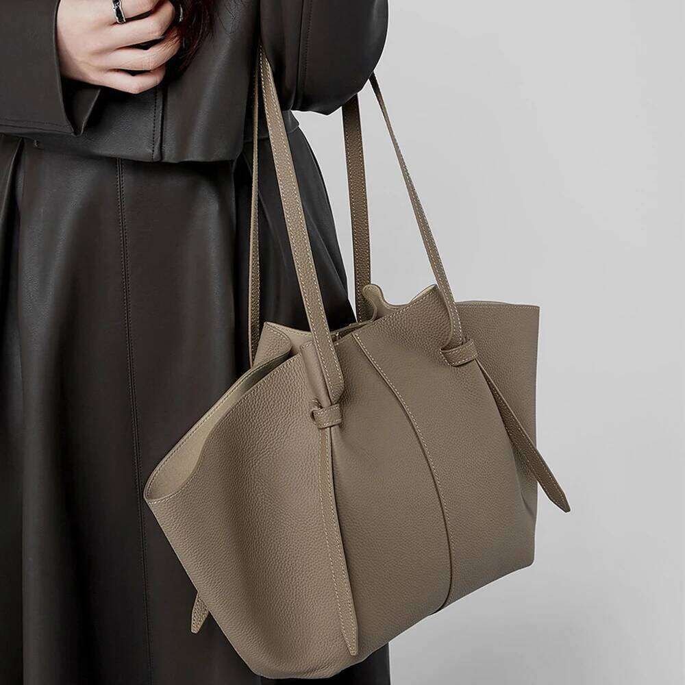 Head Layer Cowhide Large Capacity Tote Genuine Leather Women's Fashionable Bat Versatile Commuting Bag, Handbag 2025/06/06