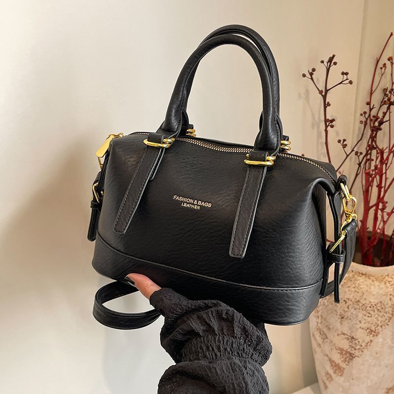 2025 Summer New Women's Bag New Handbag Women's Simple Retro Large Capacity Commuter Bag Fashion Leisure Designer Solid Color Shoulder Bag R