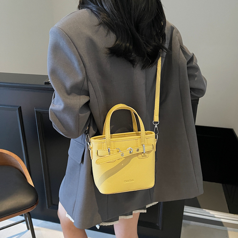 designer Minimalist Stylish Handheld Bucket Bag for Women 2025 Summer New Korean Version Single Shoulder Crossbody Bag Commuter Small Tote Bag