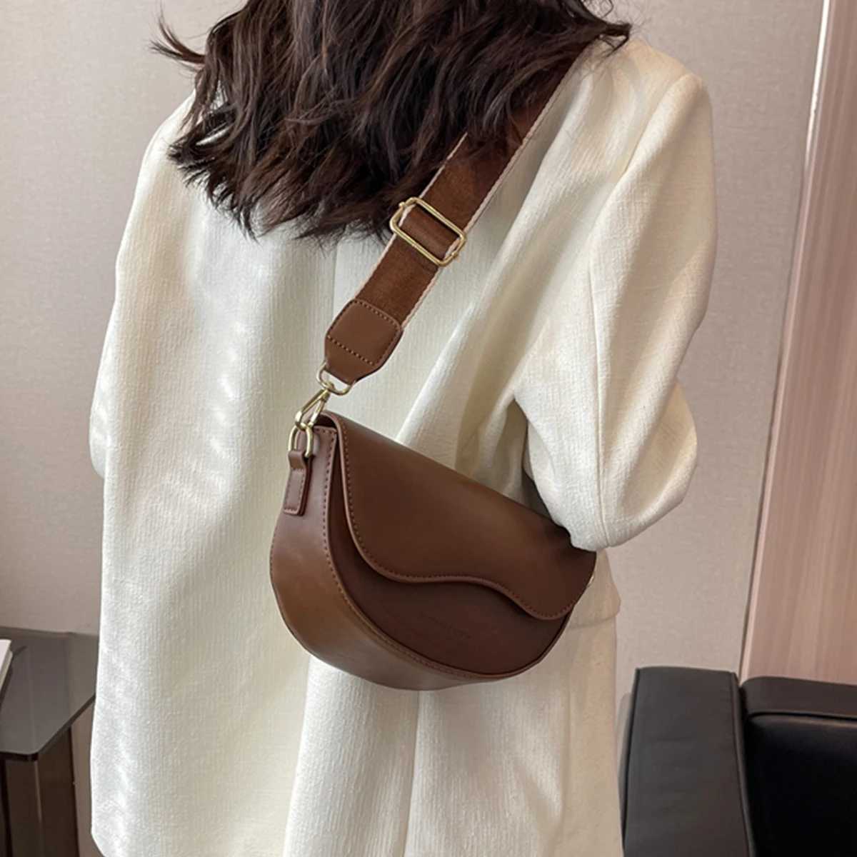 2025 Summer New Womens Vintage Solid Color Flap Saddle Bag Shoulder Bag Fashion PU Leather Wide Strap Crossbody Bag M250606