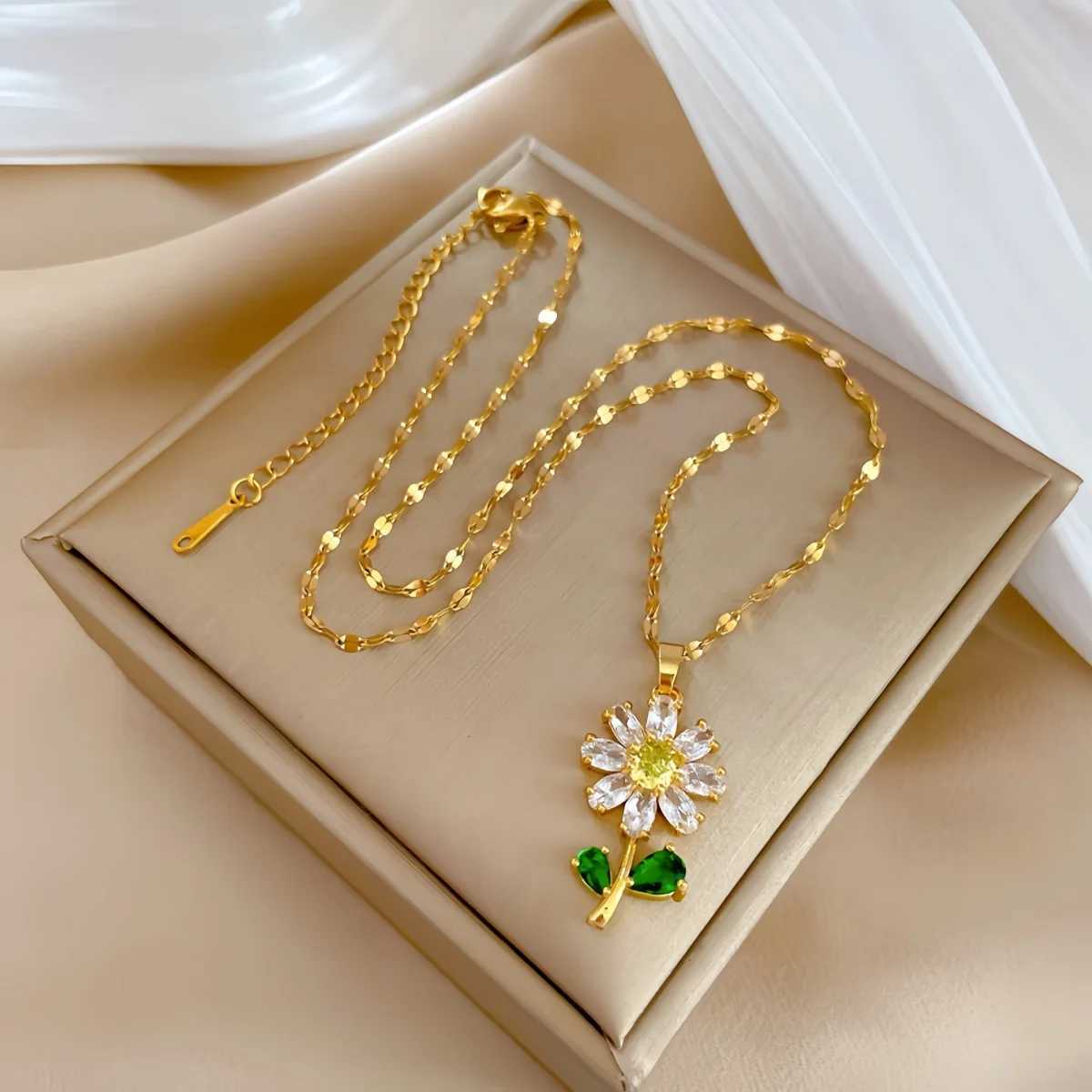 Classic Green Leaf Flower Necklace and Earrings Set Light Luxury Sunflower Personalized Banquet Stainless Steel Jewelry Y250605