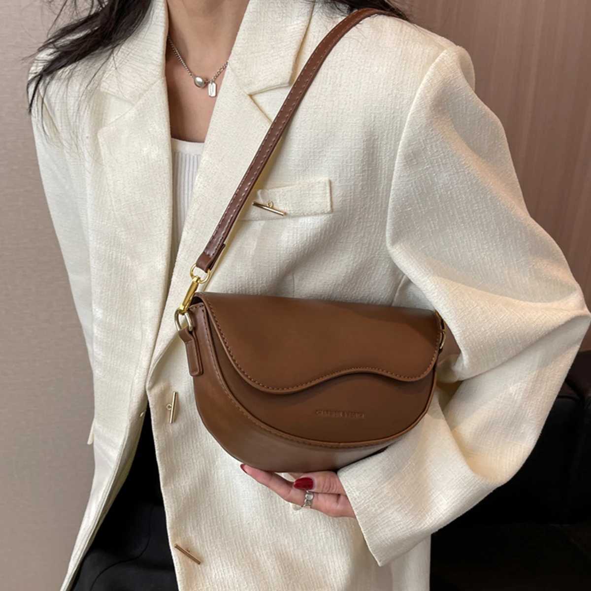 2025 Summer New Womens Vintage Solid Color Flap Saddle Bag Shoulder Bag Fashion PU Leather Wide Strap Crossbody Bag M250606