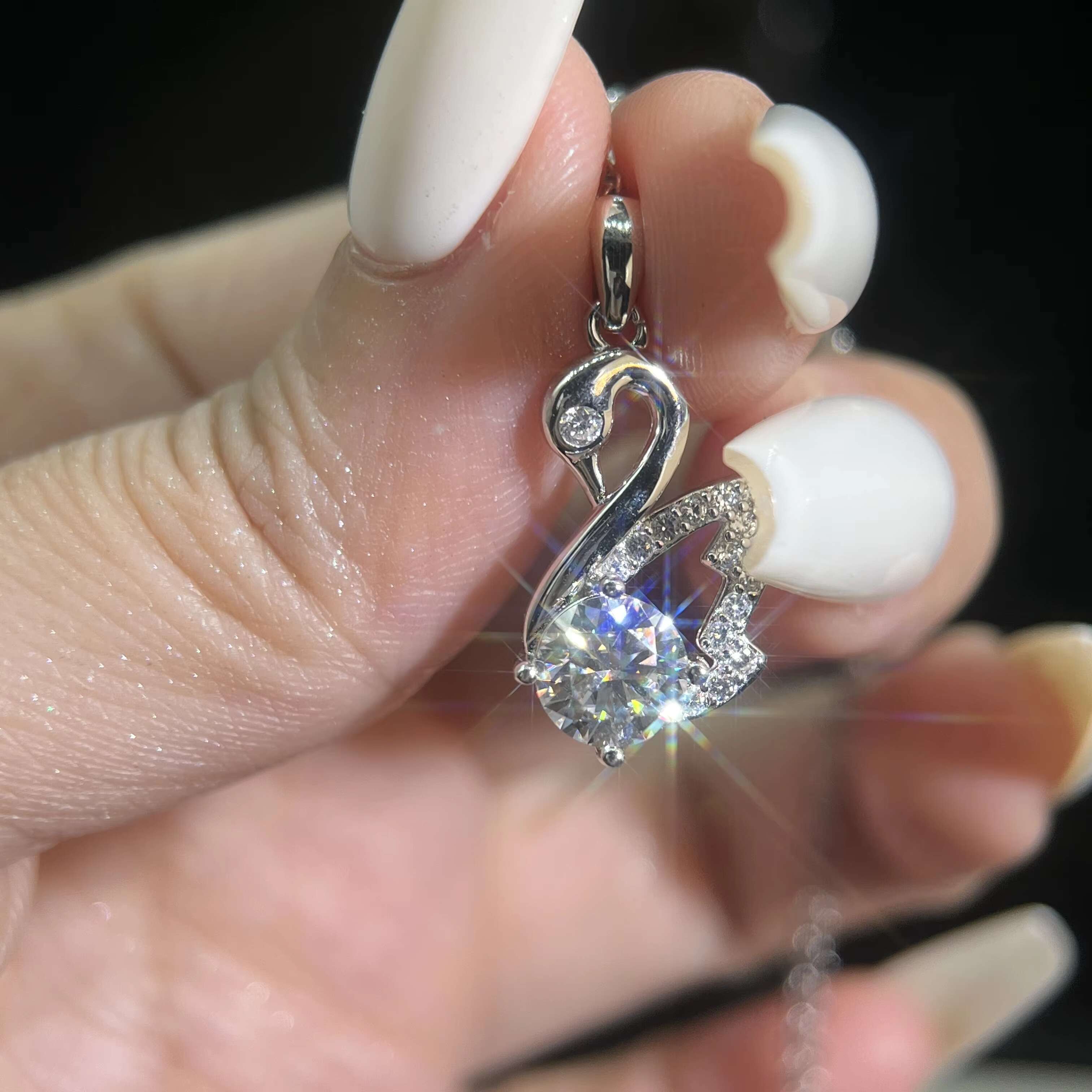 Luxury Modern Little Swan Shape S925 Sterling Silver VVS 1ct Moissanite Pendant Necklaces for Women Wedding Fine Jewelry