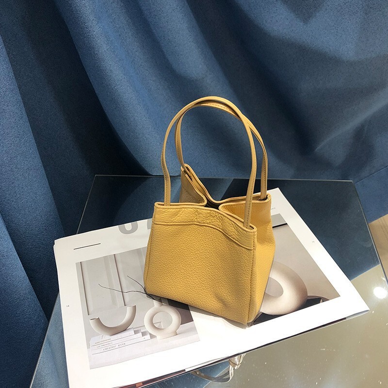 Autumn and winter niche design handbag, large capacity commuting leather single shoulder wing women's crossbody bag