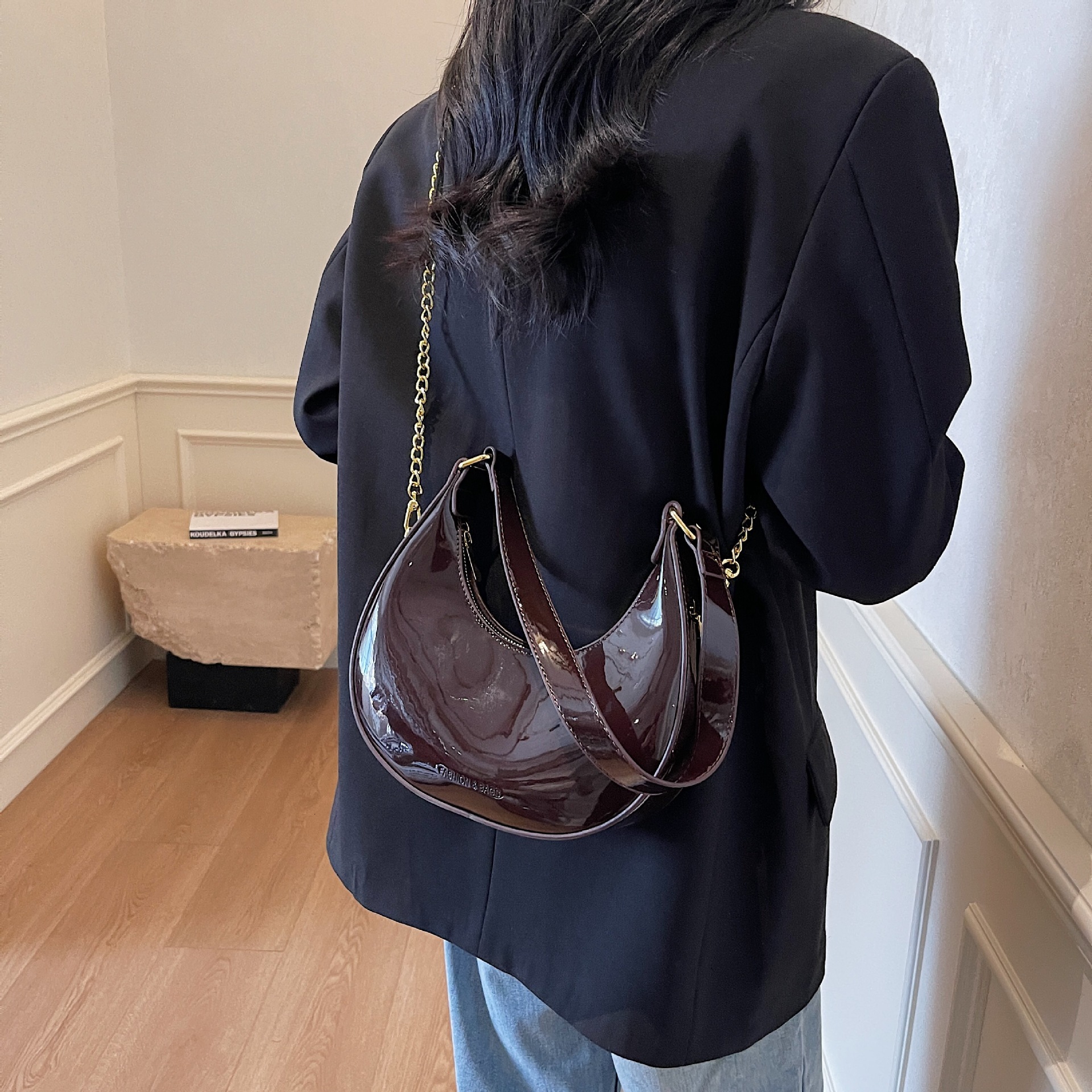 designer Cross-border Niche Textured Patent Leather Handbag for Women 2025 New Simple Crescent Bag Fashion Chain Shoulder Crossbody Bag