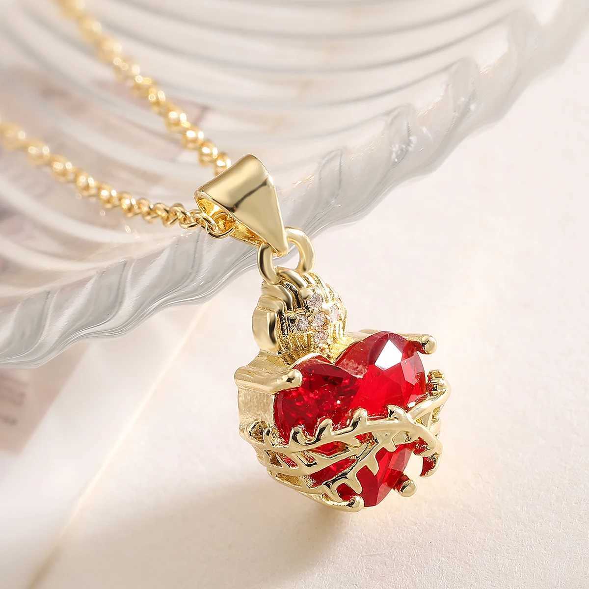 NEWBUY Fashion Gold Color Chain Red Crystal Heart Pendant Necklaces For Women Bling Jewelry Y250605