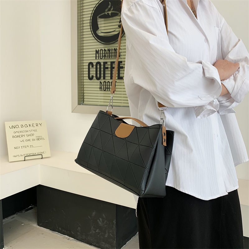 2025 Spring and Summer New Women's Bag, Simple Style, Fashionable and Casual Women's Bag New Single Shoulder Slanted Fashion Handbag, Design