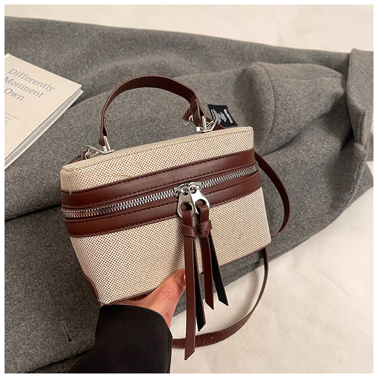 designer Fashion Single Shoulder Trendy Bag 2025 Spring New Trend Niche Design Simple Crossbody Commuter Small Square Bag