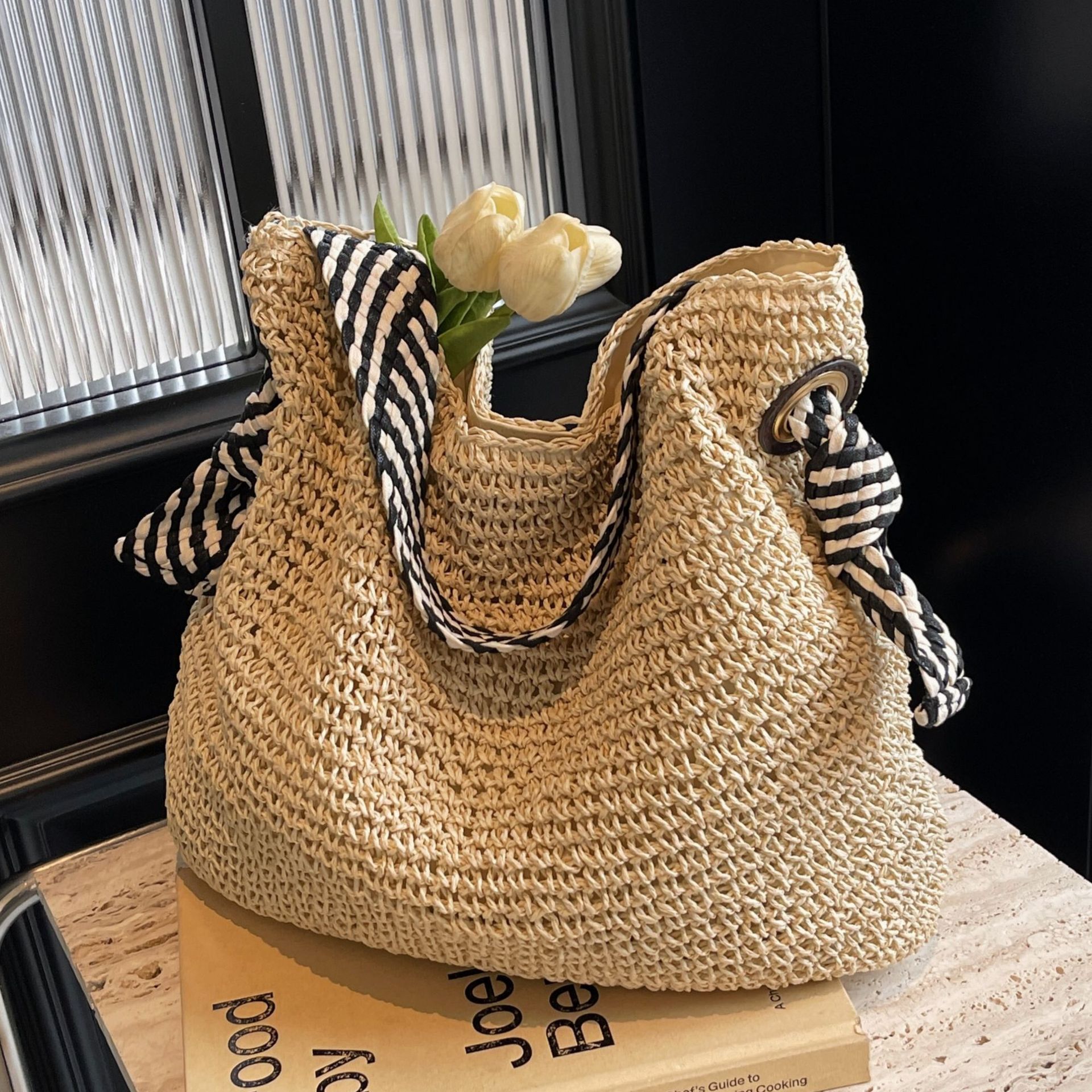 designer Summer Large Capacity Straw Woven Bag for Women 2025 New Beach Vacation Shoulder Bag Commuter Tote Bucket Bag