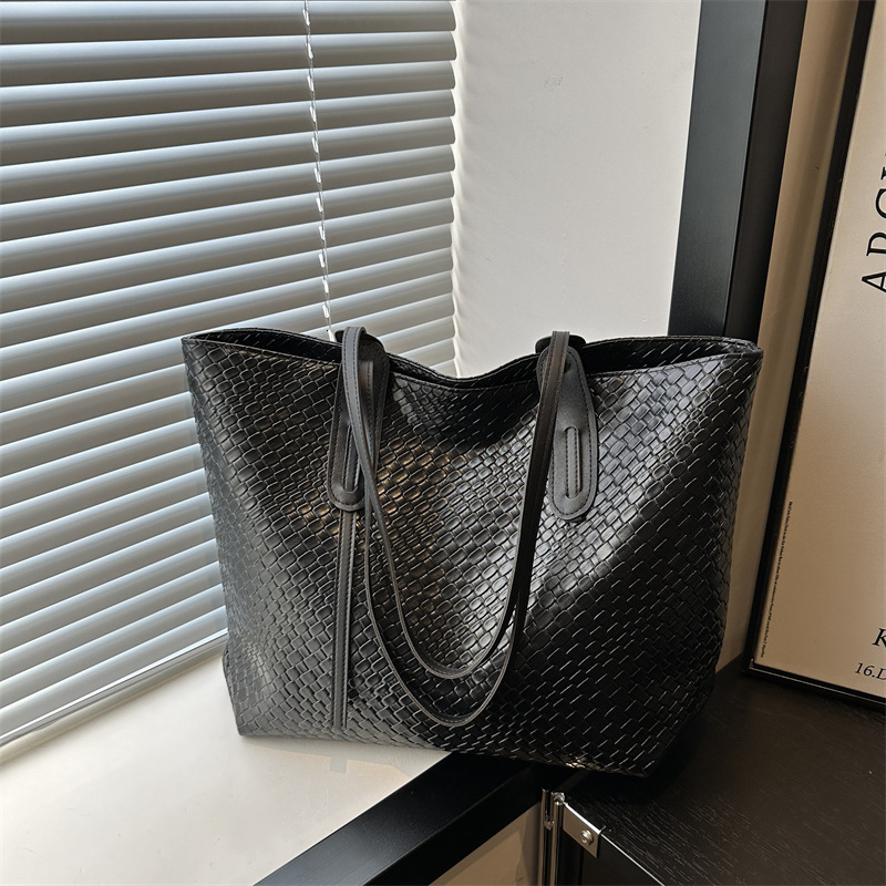 designer Vintage Bag for Women New Large Capacity Niche Design Tote Bag 2025 Casual Winter Personality Commuter Shoulder Bag