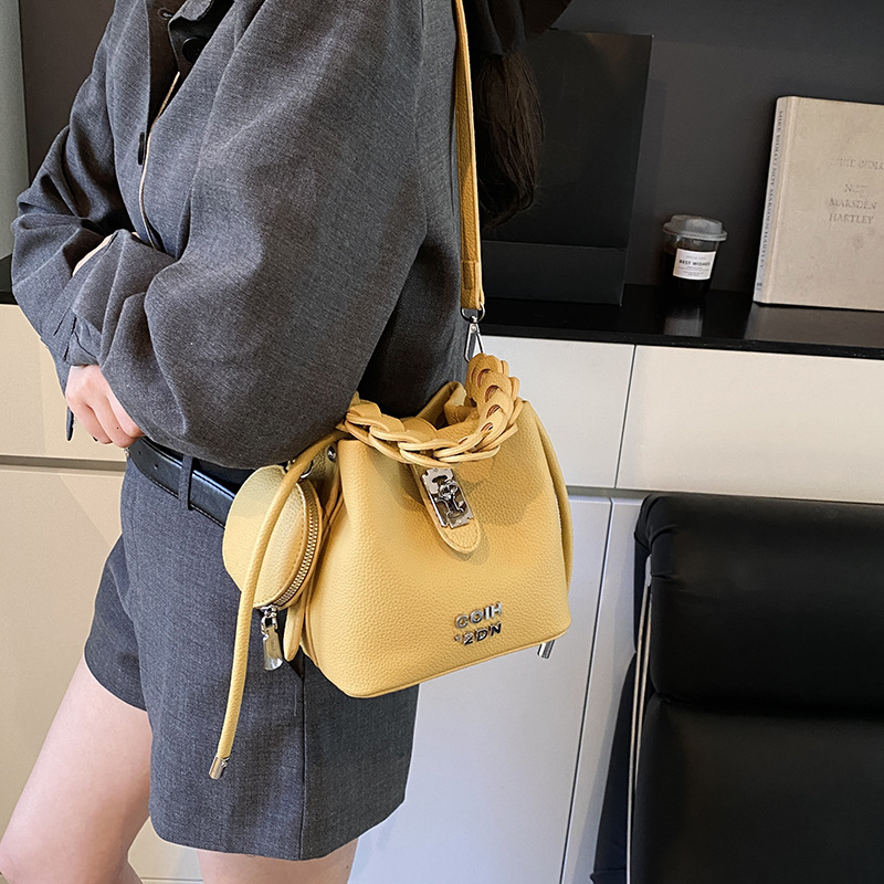 designer Vintage Color-Block Handbag for Women 2025 New Niche Fashion Simple Shoulder Bag Casual Versatile Commuter Crossbody Bag