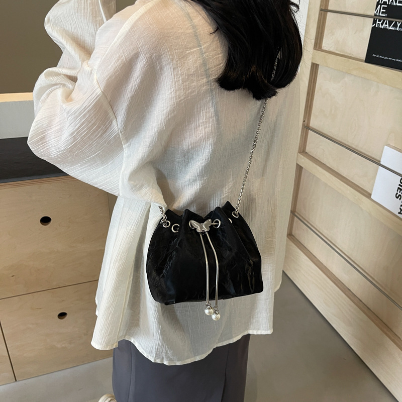 designer Niche Design Metal Handheld Bucket Bag for Women, Stylish Versatile Elegant Shoulder Bag, Simple Chain Crossbody Bag