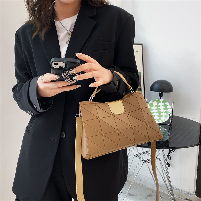 2025 Spring and Summer New Women's Bag, Simple Style, Fashionable and Casual Women's Bag New Single Shoulder Slanted Fashion Handbag, Design