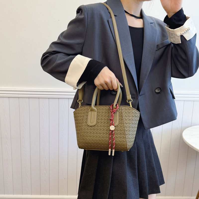 2025 Spring and Summer New Women's Bag Fashion High end Women's Bag New Fashion Shoulder Crossbody Bag Windmill Pattern Pattern Designer Ret