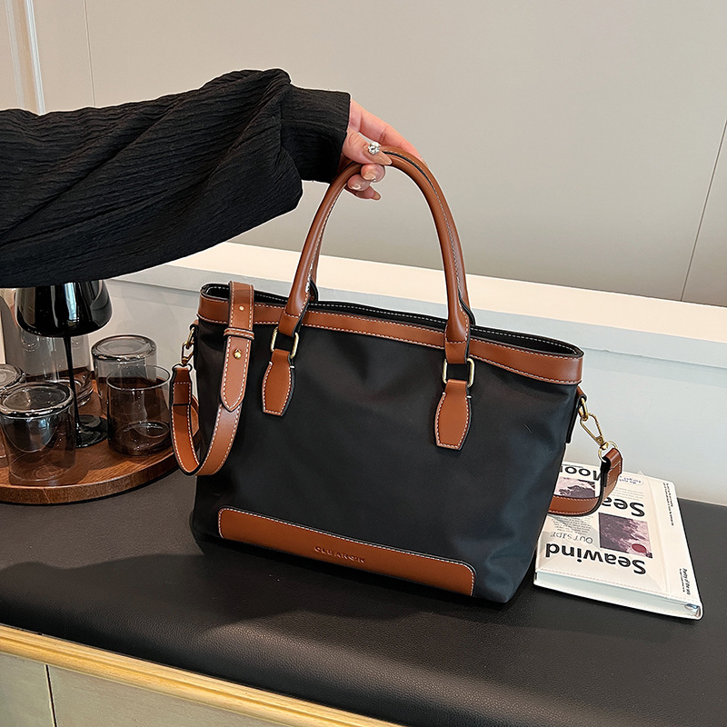 designer High-End Handheld Tote Bag Large Capacity 2025 New Commuter Shoulder Bag for Women Niche Design Underarm Crossbody Bag