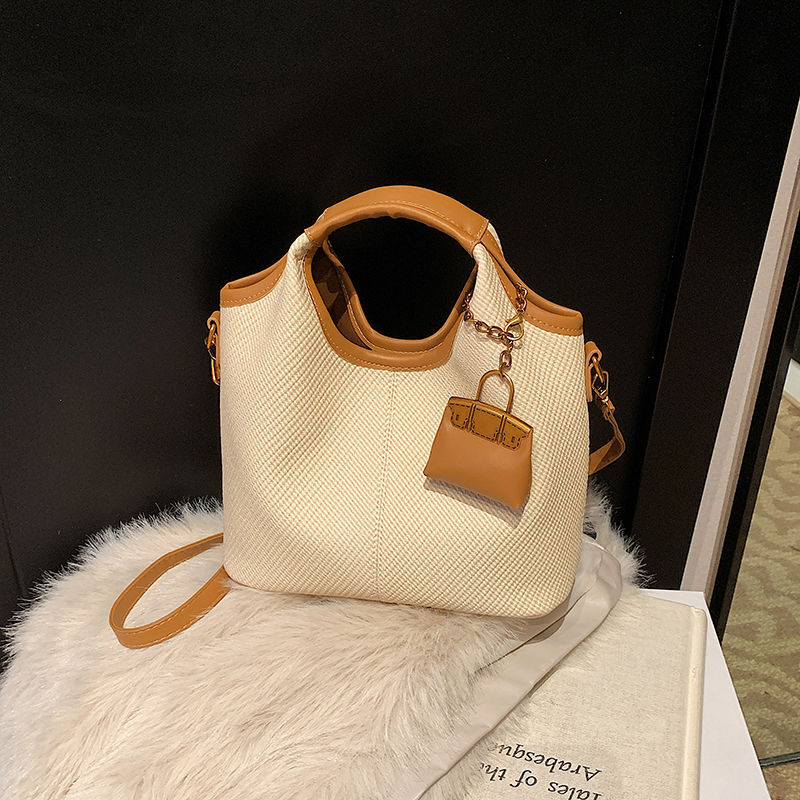 2025 summer new high-end multifunctional handbag for women's outdoor niche handbag, crossbody bag, trendy women's shoulder bag, simple veget