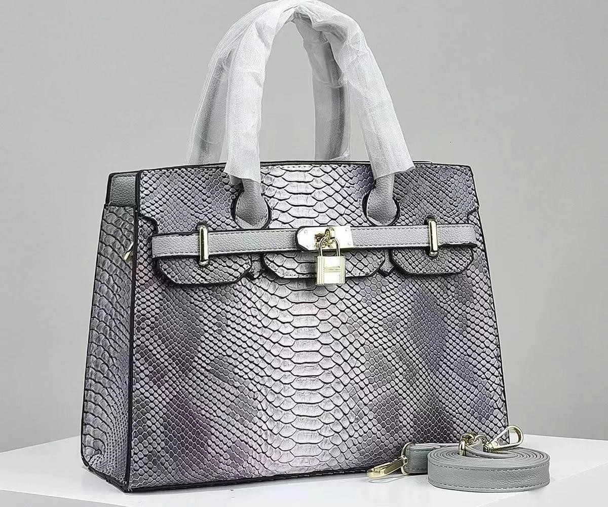 Designer bag 2025 new trend tote bag crossbody bag shoulder bag fashionable versatile handbag high-quality versatile bag essential for going out on th