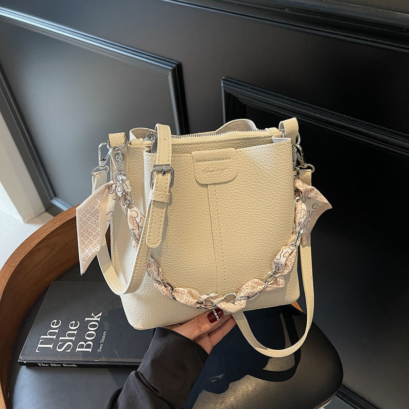 2025 New Spring Summer Women's Bag Fashion Women's Bag New Texture Single Shoulder Crossbody Bag Outdoor Handheld Bucket Bag Chain Bar Desig