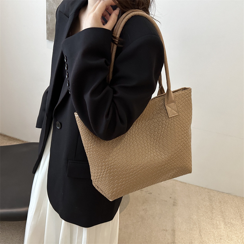 designer This Year's New Fashion Textured Woven Pattern Handbag Large Bag for Women Commuting Shoulder Bag Travel Tote Bag