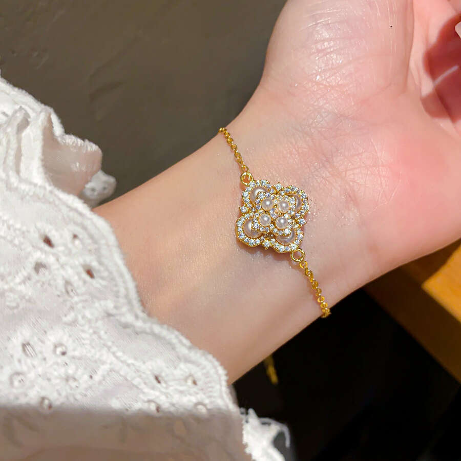 Luxury jewelry designer bracelet 4-leaf clover Zircon Turquoise Flower Pearl Open Palace Style Elegant Index Finger Ring Light High-end Sense Jewelry