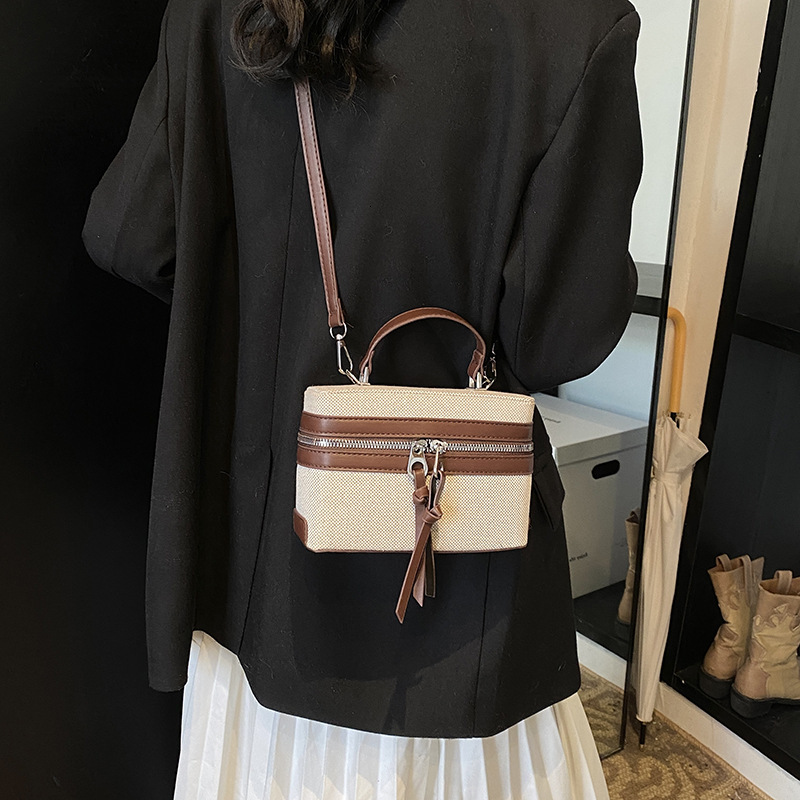 designer Fashion Single Shoulder Trendy Bag 2025 Spring New Trend Niche Design Simple Crossbody Commuter Small Square Bag