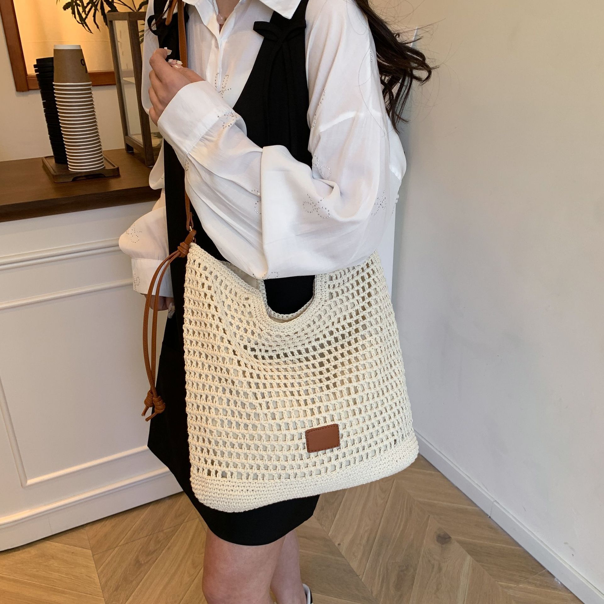 designer Fashion Casual Underarm Woven Bag for Women 2025 Summer Beach Vacation Straw Beach Bag Simple Shoulder Bag