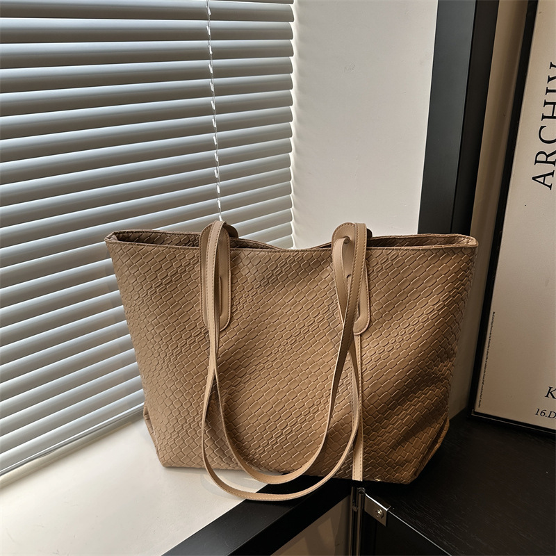 designer Vintage Bag for Women New Large Capacity Niche Design Tote Bag 2025 Casual Winter Personality Commuter Shoulder Bag