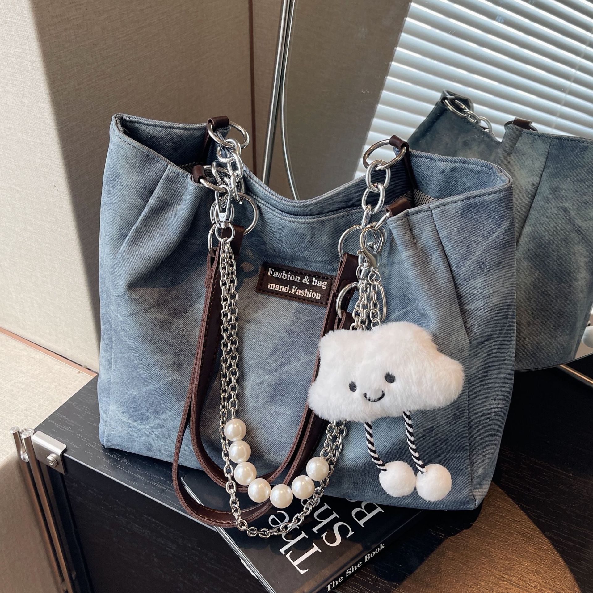 designer Large Capacity Chain Tote Bag for Women 2025 New Trendy Fashion Versatile Commuting Class Student Shoulder Underarm Bag