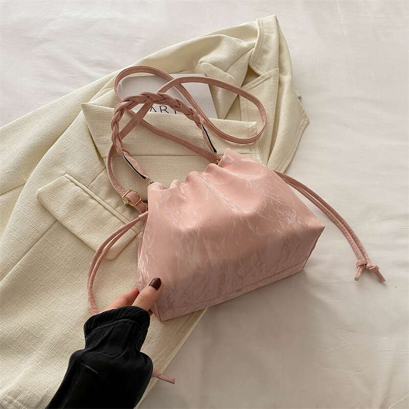 Korean Style Large Capacity Commuter Trendy for Women 2024 Spring New Versatile Ins Single Shoulder Crossbody Bucket Bag