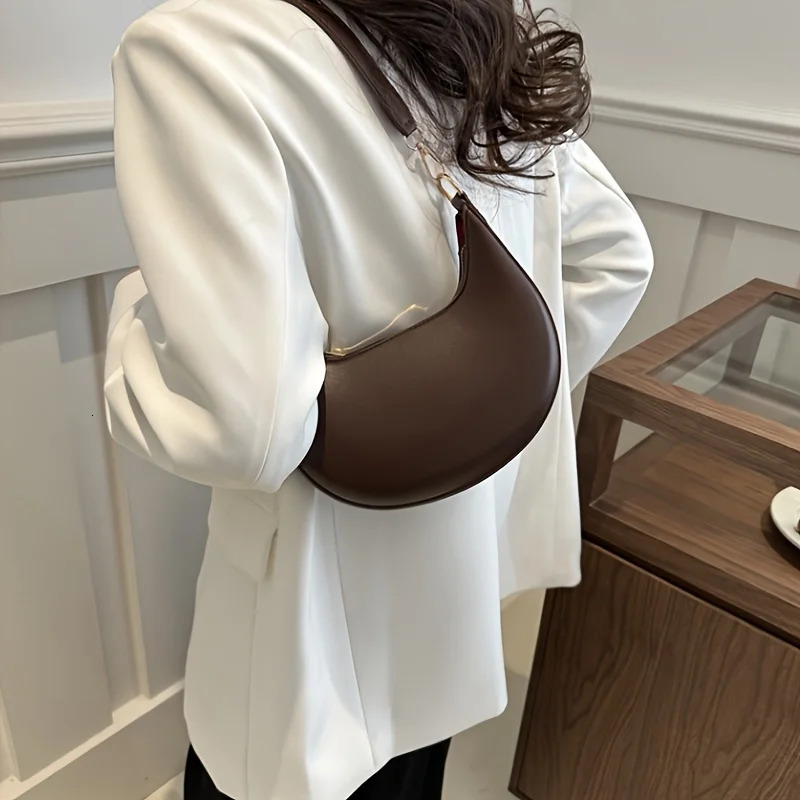 Fashionable High-end Moon-shaped Baseball Bag Showing Womens Single Shoulder Bag 250605