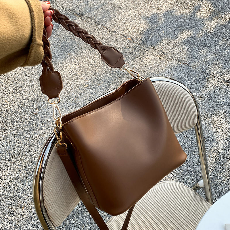2025 Spring Summer New Women's Bag Fashionable Women's Small Bag New Retro Solid Color Versatile Slanted Shoulder Underarm Handbag Twisted C