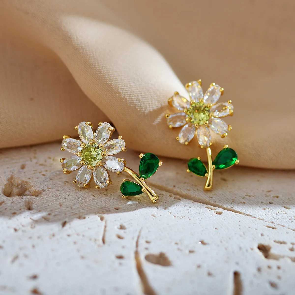Classic Green Leaf Flower Necklace and Earrings Set Light Luxury Sunflower Personalized Banquet Stainless Steel Jewelry Y250605