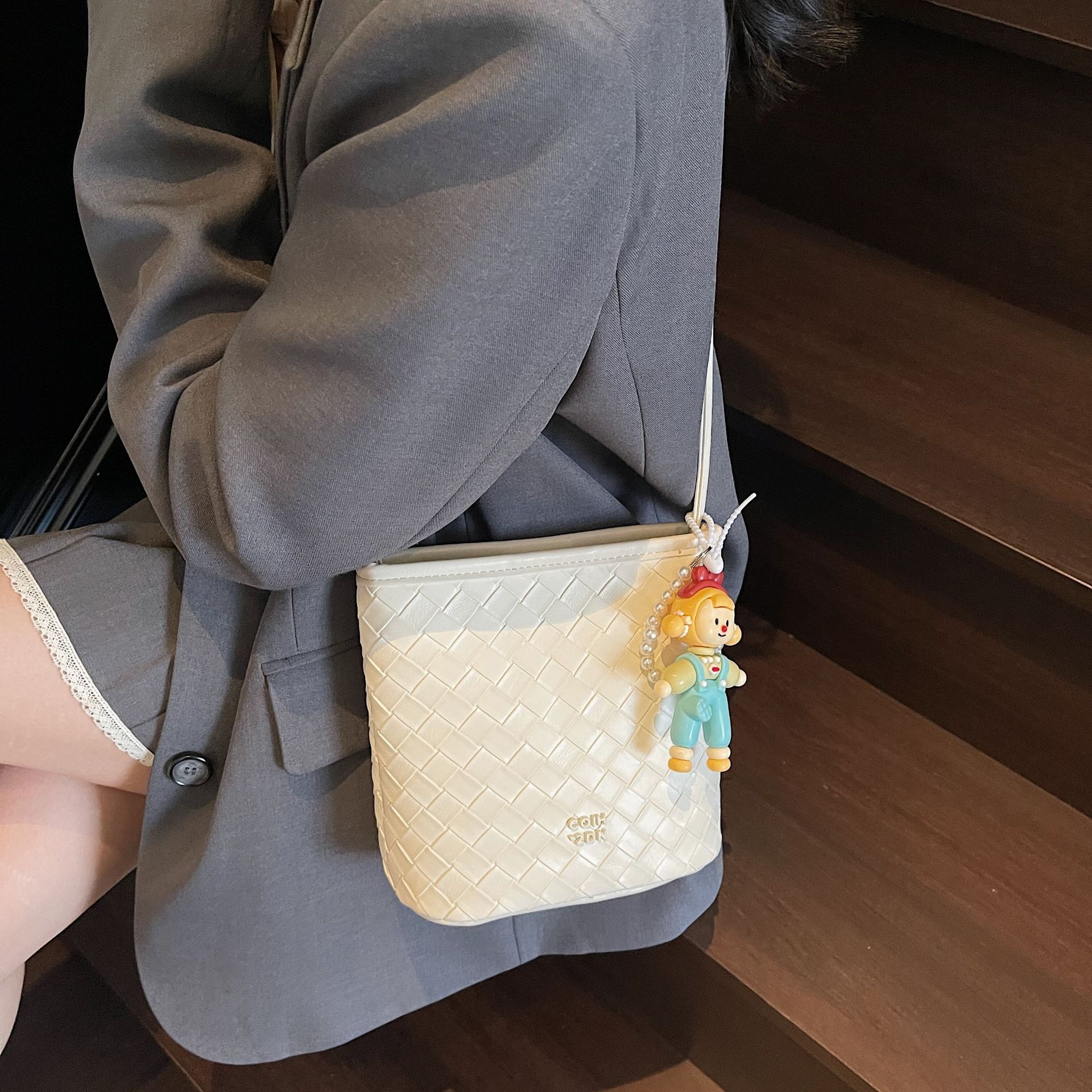 designer Korean Style Small Bag for Women 2025 New Trend Woven Crossbody Bucket Bag Simple Casual Shoulder Bag Commuter Underarm Bag