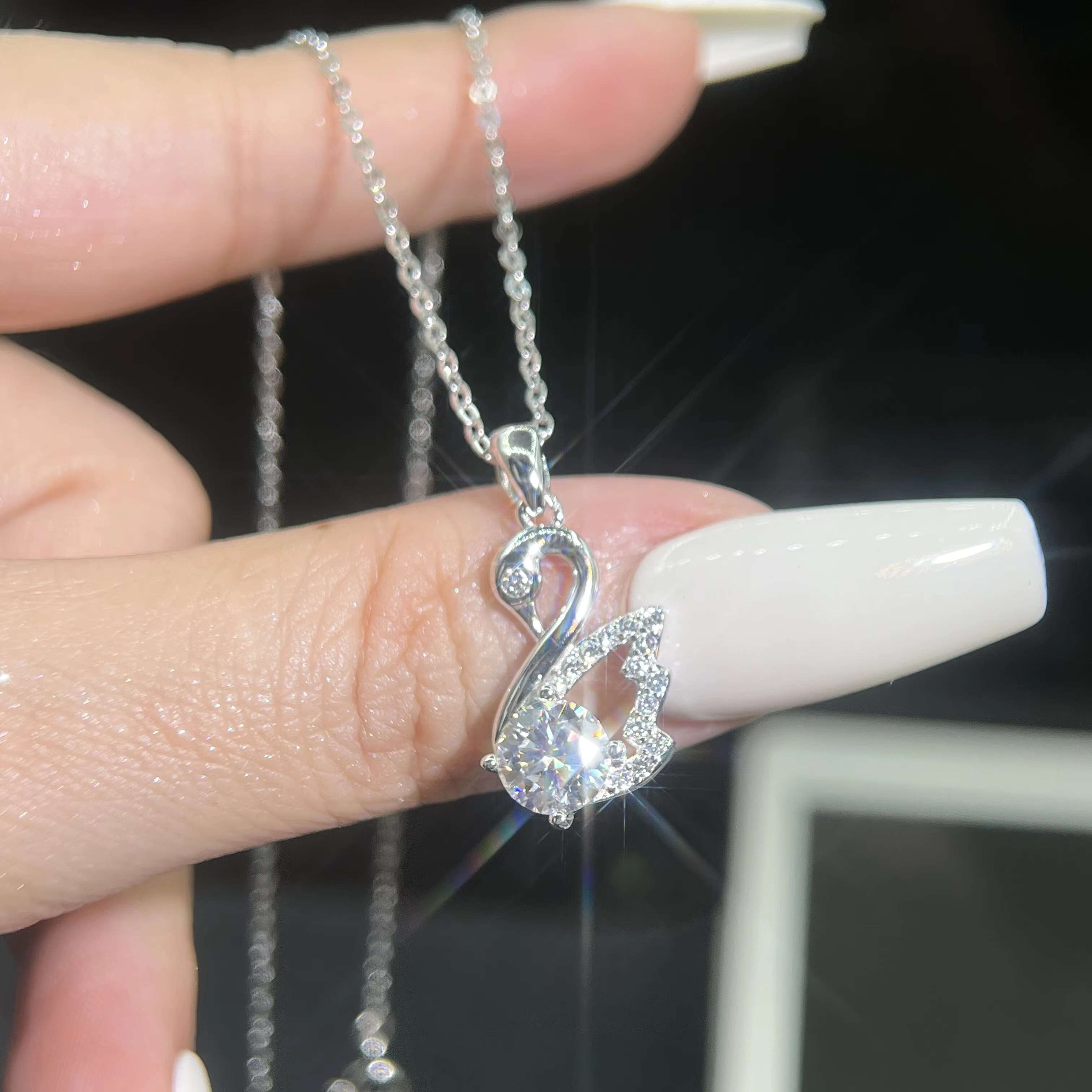 Luxury Modern Little Swan Shape S925 Sterling Silver VVS 1ct Moissanite Pendant Necklaces for Women Wedding Fine Jewelry