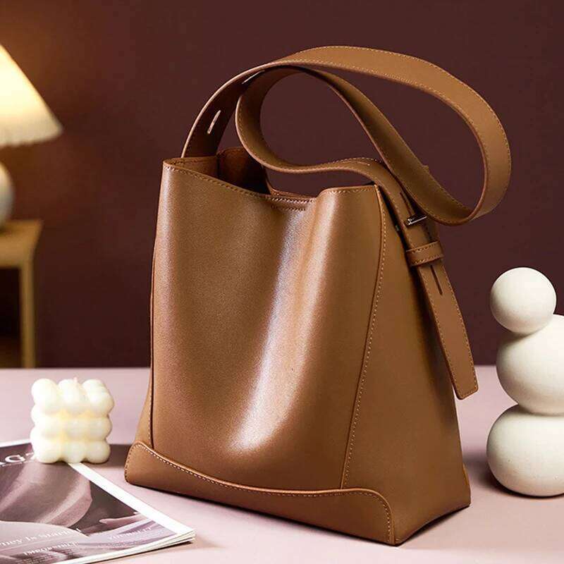 Fashionable New Hand-Held Shoulder Genuine Leather Women's Bag, Large Capacity Commuting Solid Color Bucket Bag 2025/06/06