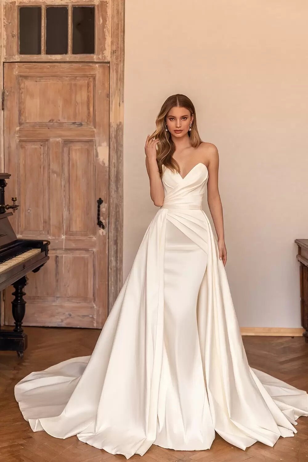 Elegant Satin Wedding Dresses A Line with Detachable Train Strapless Bride Gowns Custom Made Formal Cathedral Church Garden Bridal Dresses for Engagem