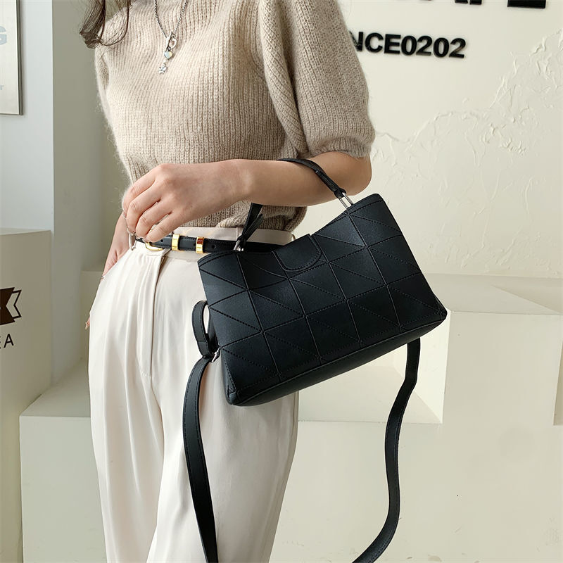 2025 Spring and Summer New Women's Bag, Simple Style, Fashionable and Casual Women's Bag New Single Shoulder Slanted Fashion Handbag, Design