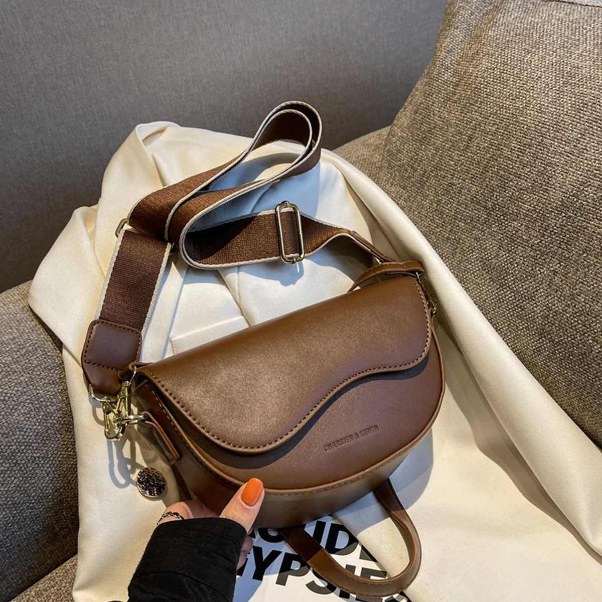 2025 Summer New Womens Vintage Solid Color Flap Saddle Bag Shoulder Bag Fashion PU Leather Wide Strap Crossbody Bag M250606