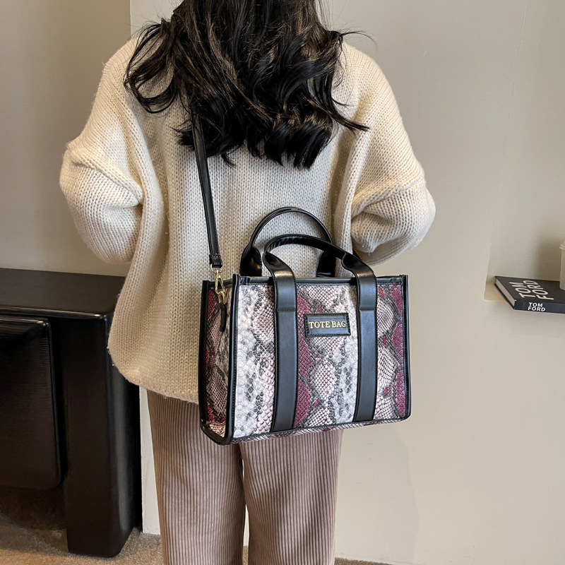 Free Shipping Designer Bag 2025 New Niche High-value Womens Shoulder With Contrasting Colors And Snake Skin Patterns Trendy Personality Simple Diagona
