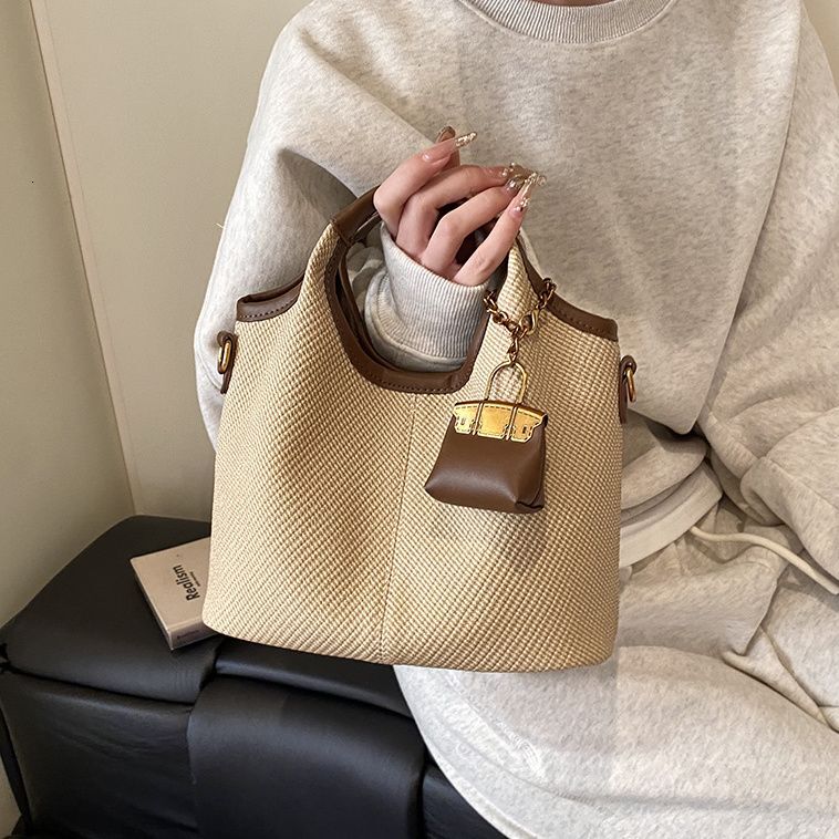 2025 summer new high-end multifunctional handbag for women's outdoor niche handbag, crossbody bag, trendy women's shoulder bag, simple veget