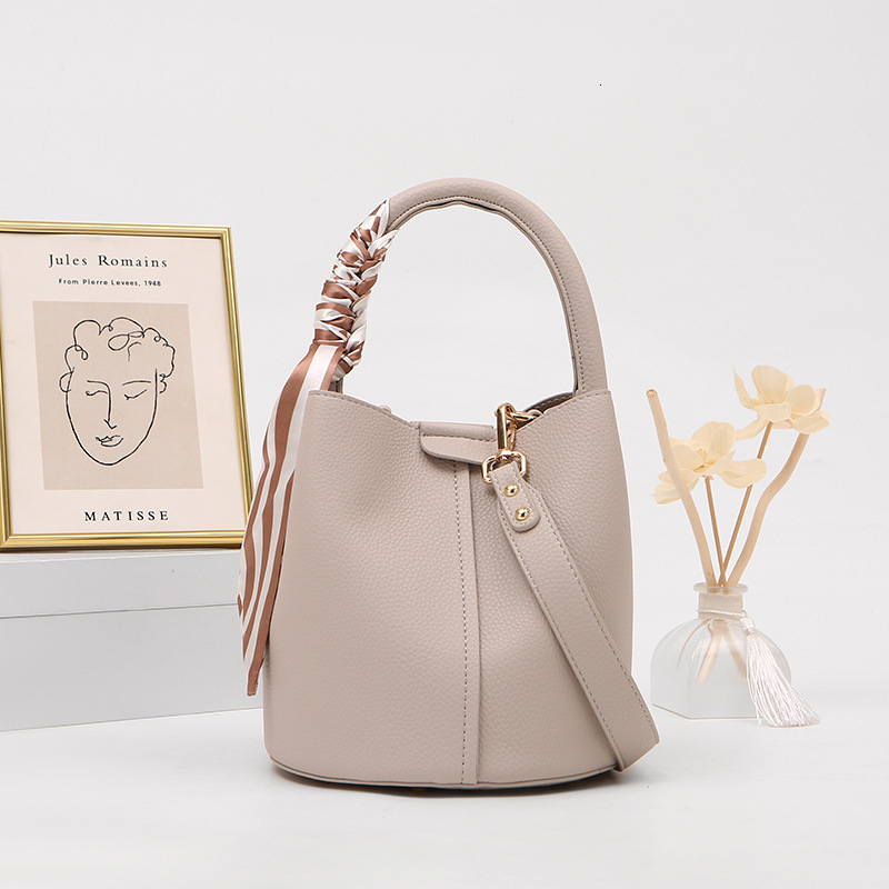 Exquisite women's handbag new niche design commuting fashion shoulder bag designer women's fashion large capacity crossbody bag