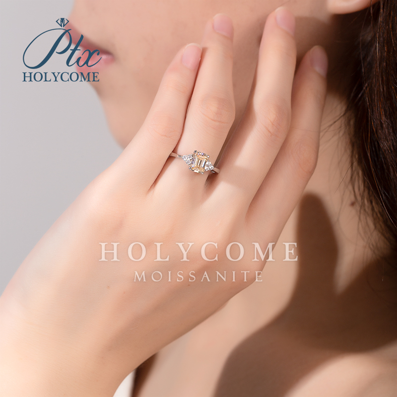 Hot Sale 925 Sterling Silver Ladies Ring 1CT Lab Moissanite Emerald Champagne Diamond Trendy for Engagement Party Daily Wear Gift for Women