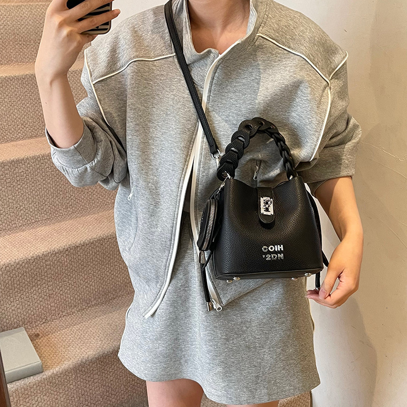 designer Vintage Color-Block Handbag for Women 2025 New Niche Fashion Simple Shoulder Bag Casual Versatile Commuter Crossbody Bag