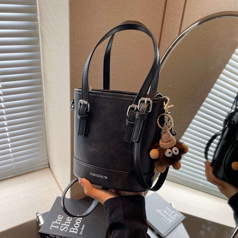 Niche Design Bucket for Women 2025 New Trend Simple Handbag Fashion Versatile Shoulder Crossbody Bag
