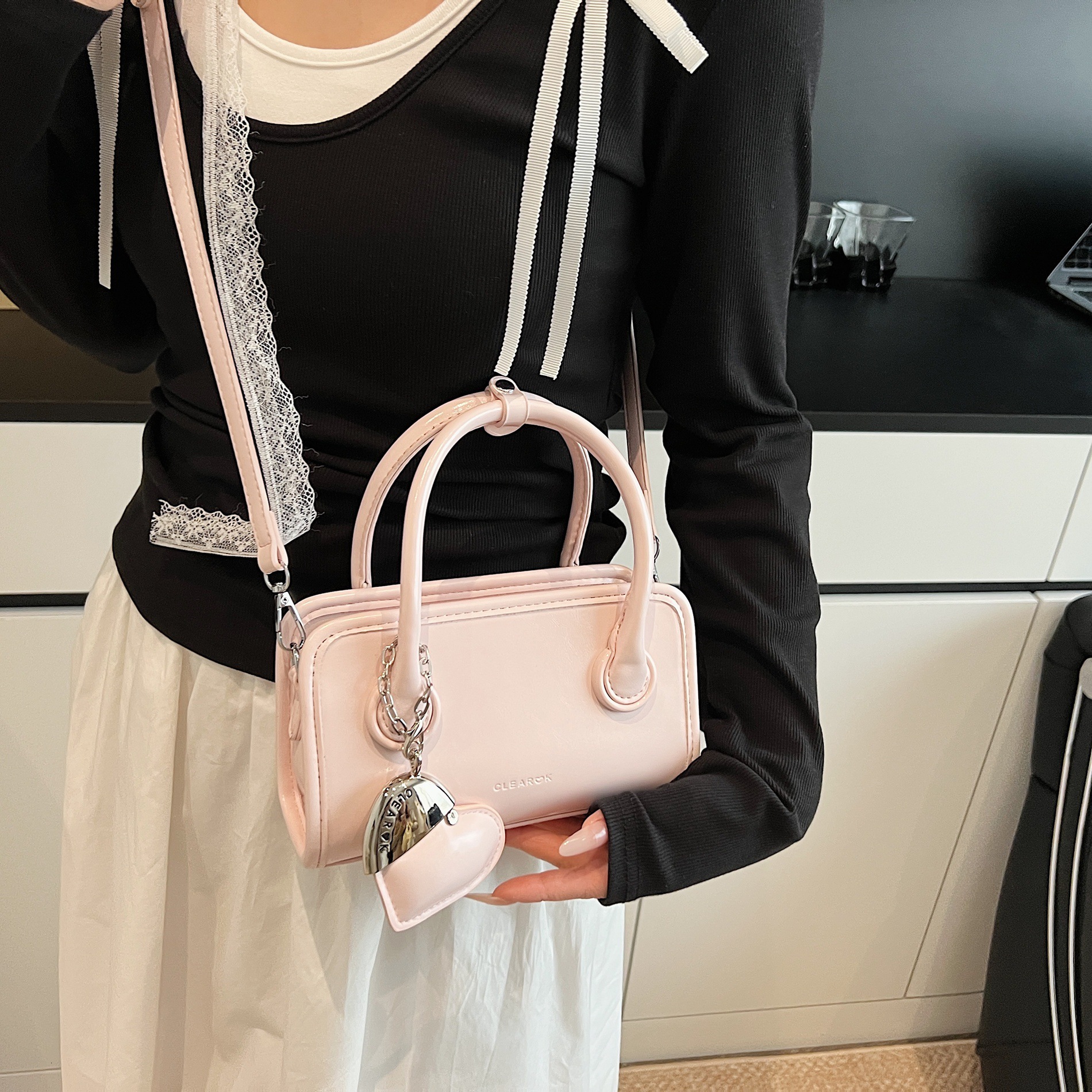 designer Korean Style Niche Design Retro High-Quality Texture New Single Shoulder Bag for Women Commuting Versatile Large Capacity Boston Bag