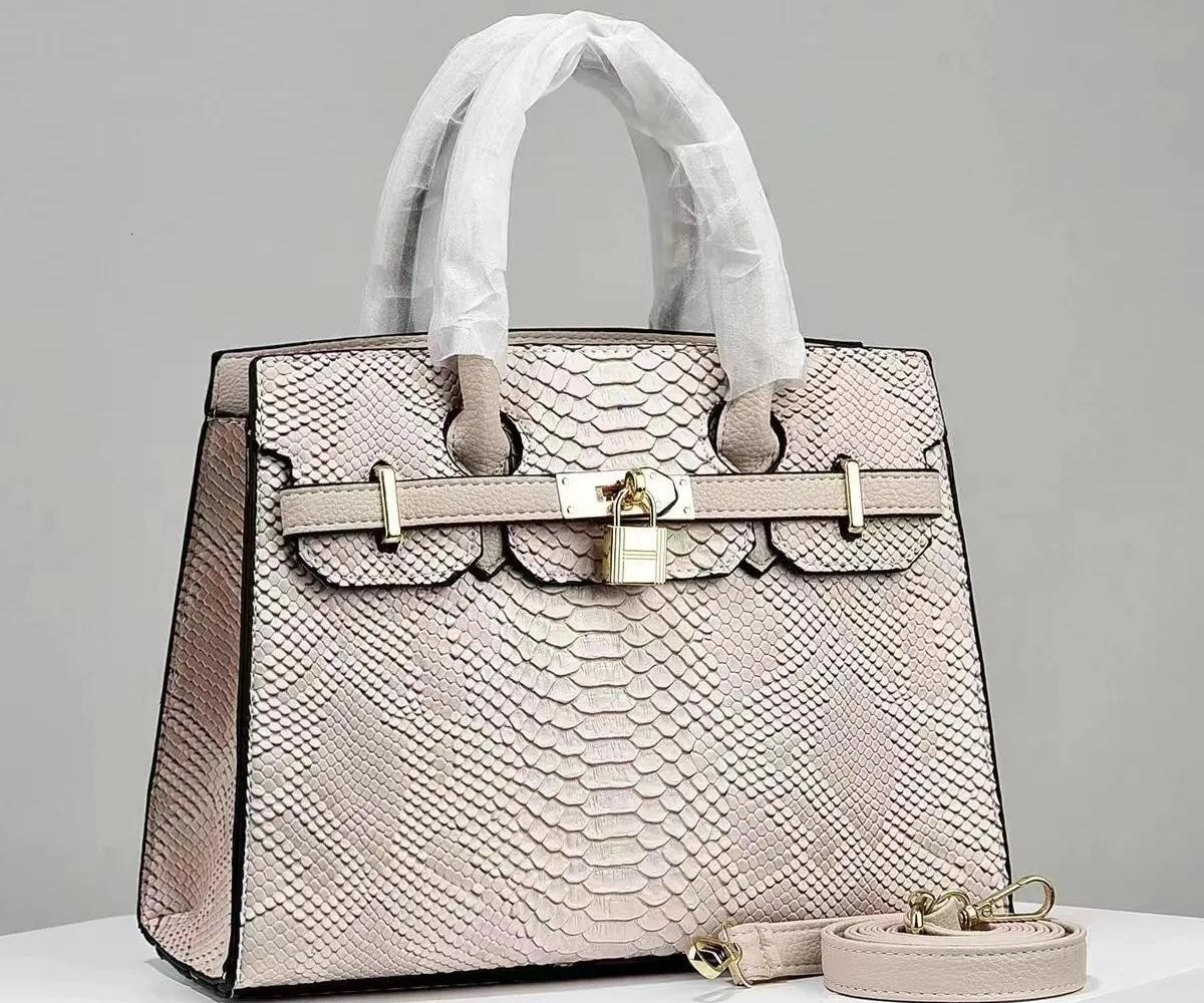 Designer bag 2025 new trend tote bag crossbody bag shoulder bag fashionable versatile handbag high-quality versatile bag essential for going out on th