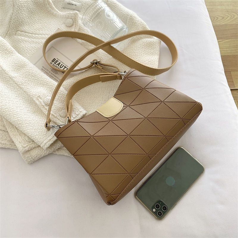 2025 Spring and Summer New Women's Bag, Simple Style, Fashionable and Casual Women's Bag New Single Shoulder Slanted Fashion Handbag, Design