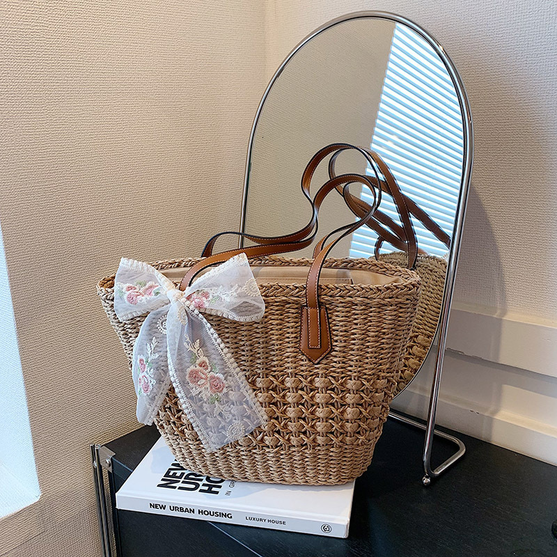 designer Woven Straw Large Capacity Bag for Women 2025 New Summer Versatile Shoulder Bag Beach Commuter Tote Bag