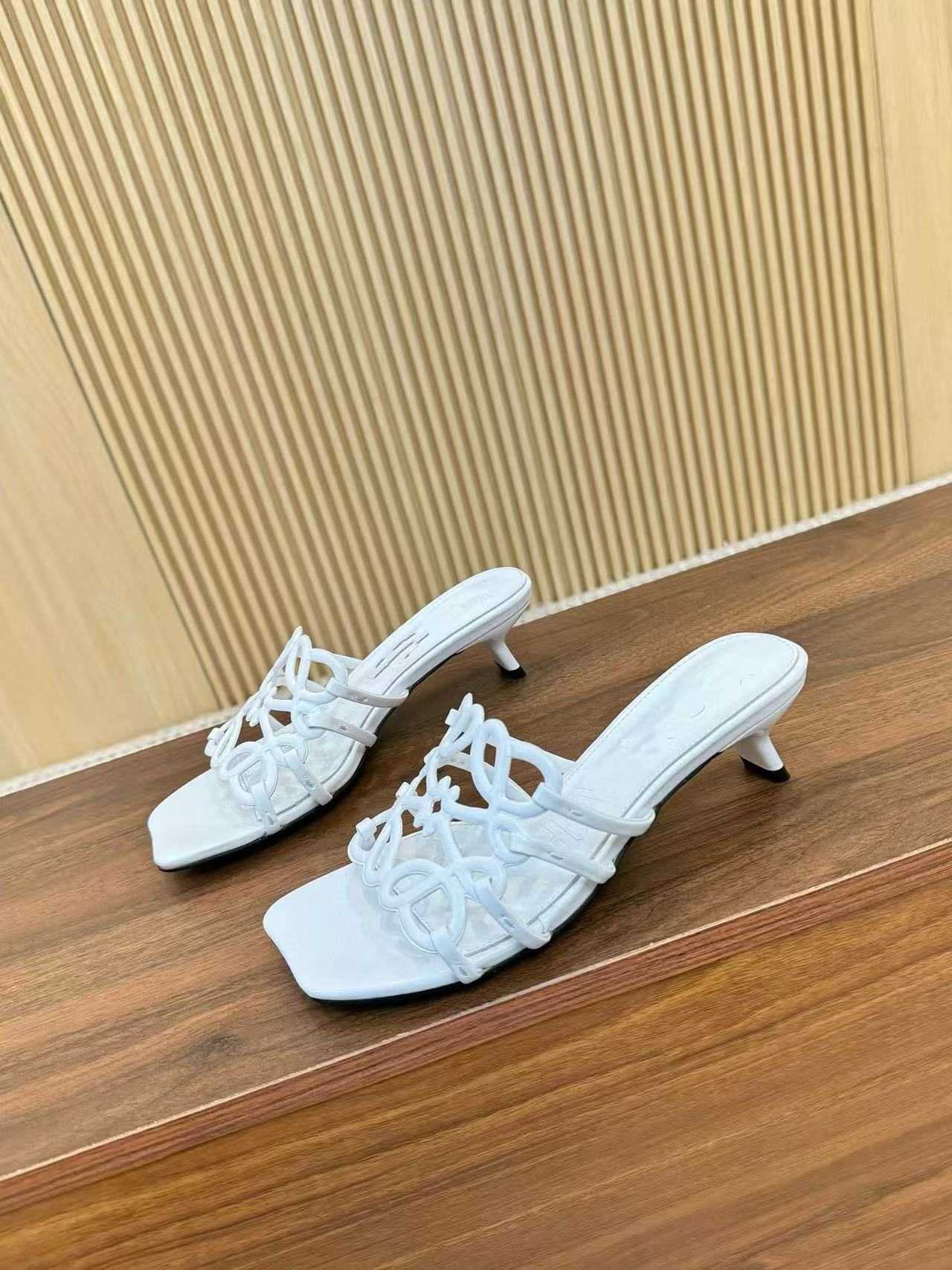 2025 New Hollow Genuine Leather Slippers Flat Summer Beach Sandals Outdoor Versatile Daily Flat Womens Shoes